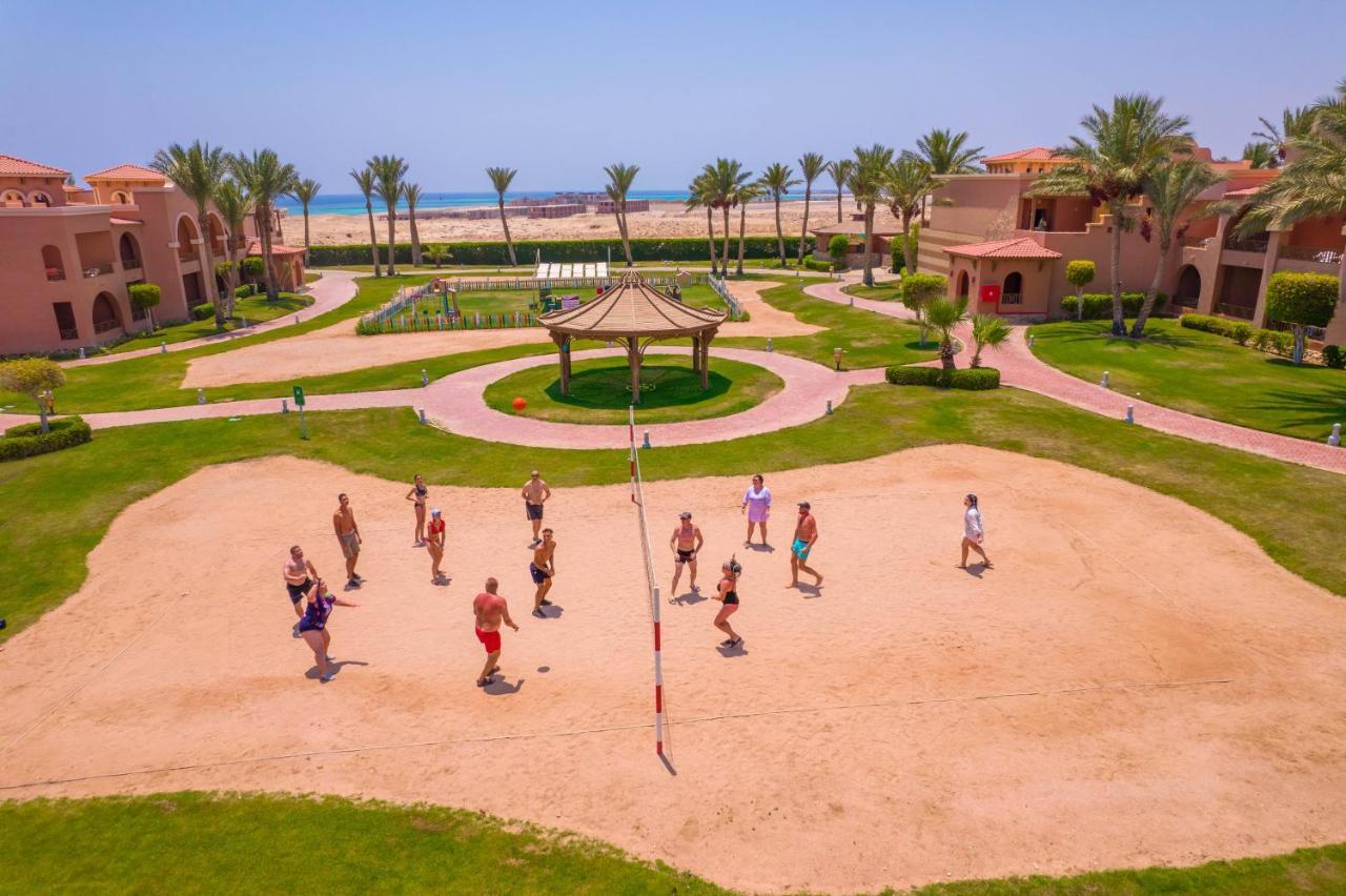 Готель Charmillion Gardens Aquapark Шарм-еш-Шейх Екстер'єр фото Tourists playing beach volleyball in Egypt