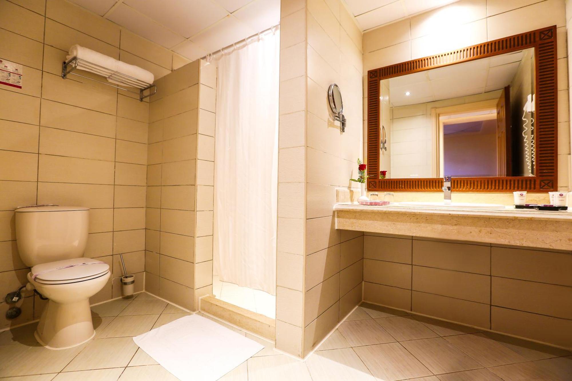 Готель Charmillion Gardens Aquapark Шарм-еш-Шейх Номер фото A bathroom in a hotel