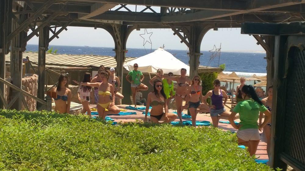 Готель Charmillion Gardens Aquapark Шарм-еш-Шейх Екстер'єр фото A yoga class at a resort in Crete, Greece