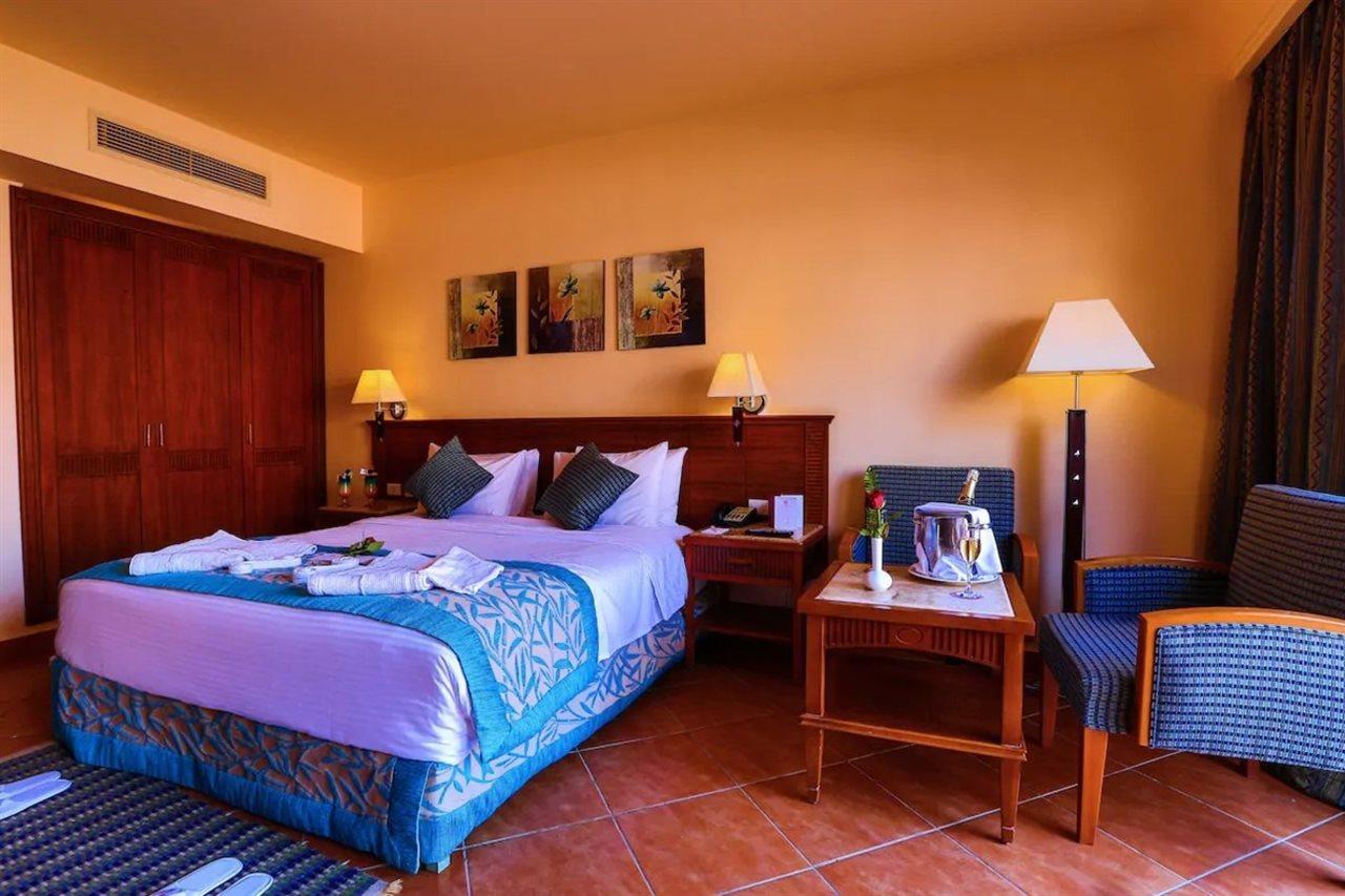 Готель Charmillion Gardens Aquapark Шарм-еш-Шейх Екстер'єр фото A bedroom in a hotel
